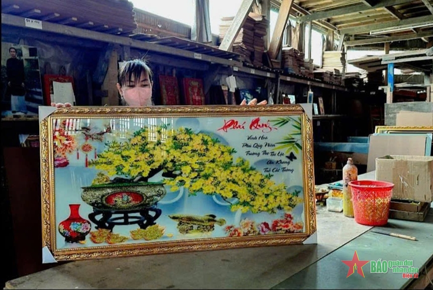 Về An Giang xem nghề tranh vẽ kính