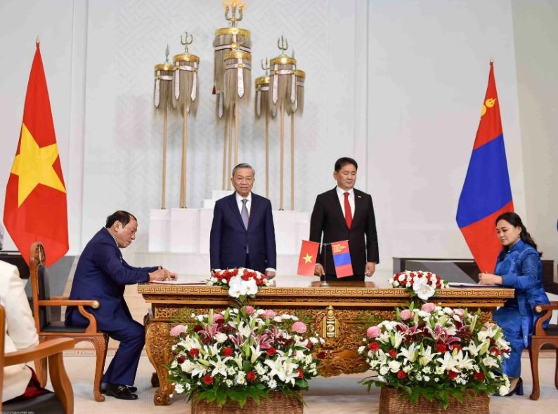 Tổng Bí thư, Chủ tịch nước Tô Lâm và Tổng thống Mông Cổ Ukhnaagiin Khurelsukh chứng kiến Lễ ký các văn kiện hợp tác