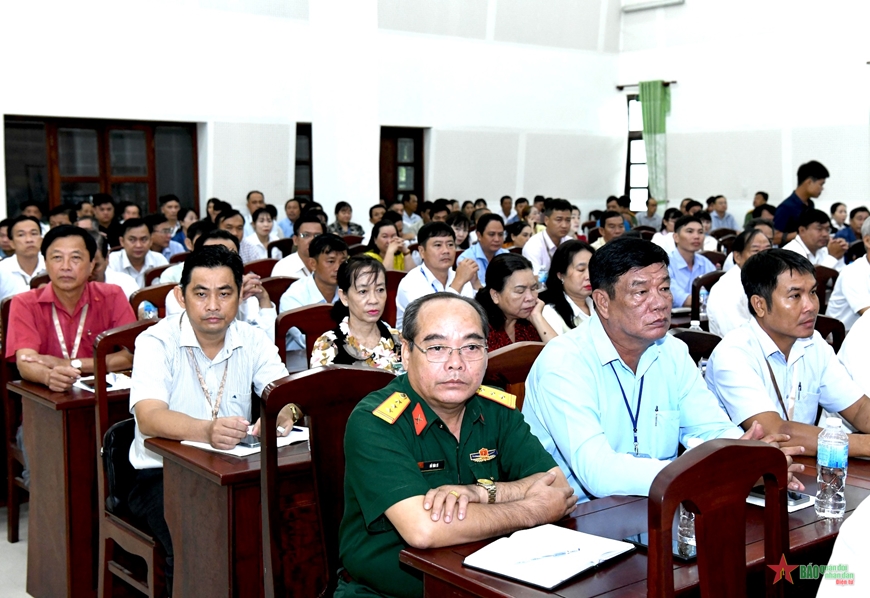 Chủ tịch Quốc hội Trần Thanh Mẫn tiếp xúc cử tri tỉnh Hậu Giang