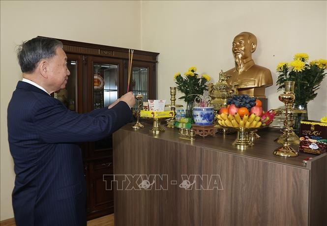 Tổng Bí thư, Chủ tịch nước Tô Lâm thăm Đại sứ quán Việt Nam và gặp gỡ cộng đồng người Việt tại Mông Cổ
