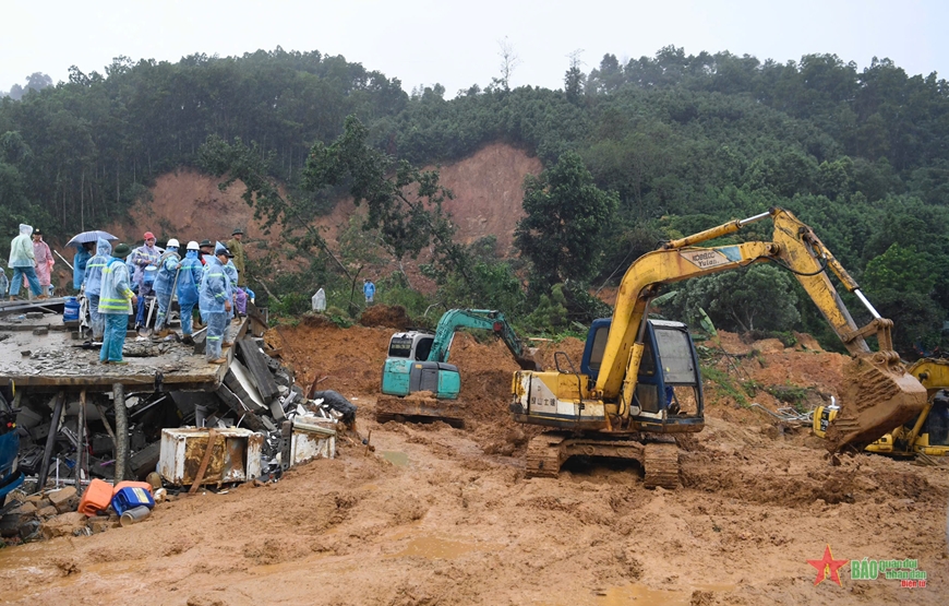 Chủ tịch UBND tỉnh Hà Giang trực tiếp chỉ đạo tìm kiếm nạn nhân vụ sạt lở đất tại huyện Bắc Quang