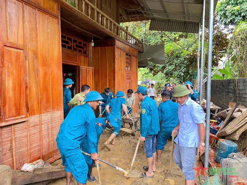 Nghệ An: Bộ đội, dân quân khắc phục hậu quả lũ quét, sạt lở đất tại huyện Tương Dương