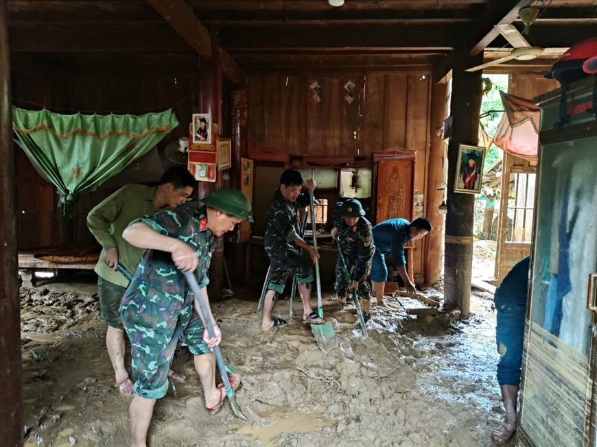 Nghệ An: Bộ đội, dân quân khắc phục hậu quả lũ quét, sạt lở đất tại huyện Tương Dương