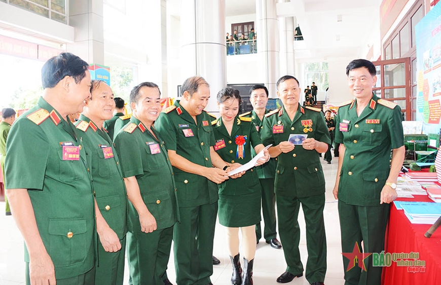 Thượng tướng Phùng Sĩ Tấn dự, chỉ đạo Đại hội Thi đua Quyết thắng Trường Sĩ quan Lục quân 2