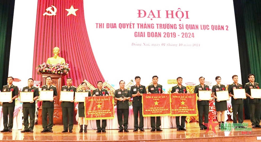 Thượng tướng Phùng Sĩ Tấn dự, chỉ đạo Đại hội Thi đua Quyết thắng Trường Sĩ quan Lục quân 2