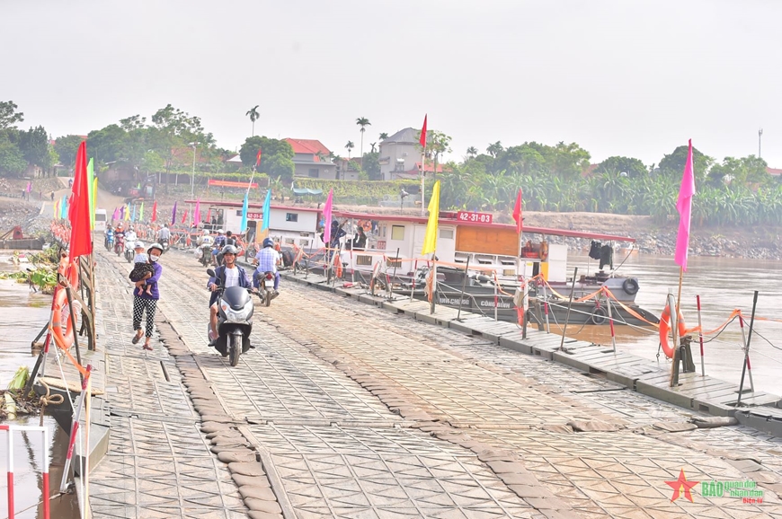 Tạm thời cắt cầu phao Phong Châu do nước sông dâng cao