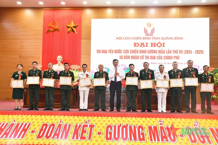 Hội Cựu chiến binh tỉnh Quảng Bình đón nhận Cờ thi đua của Chính phủ
