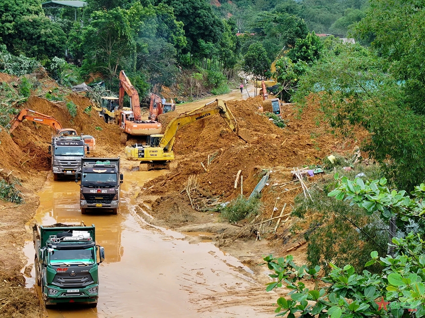 Thông tuyến Quốc lộ 2 đoạn Km49 bị sạt lở đất gây ách tắc