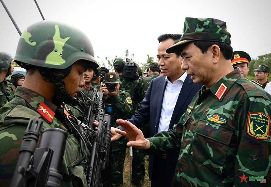 Đại tướng Phan Văn Giang chỉ đạo thực binh diễn tập khu vực phòng thủ TP Hà Nội
