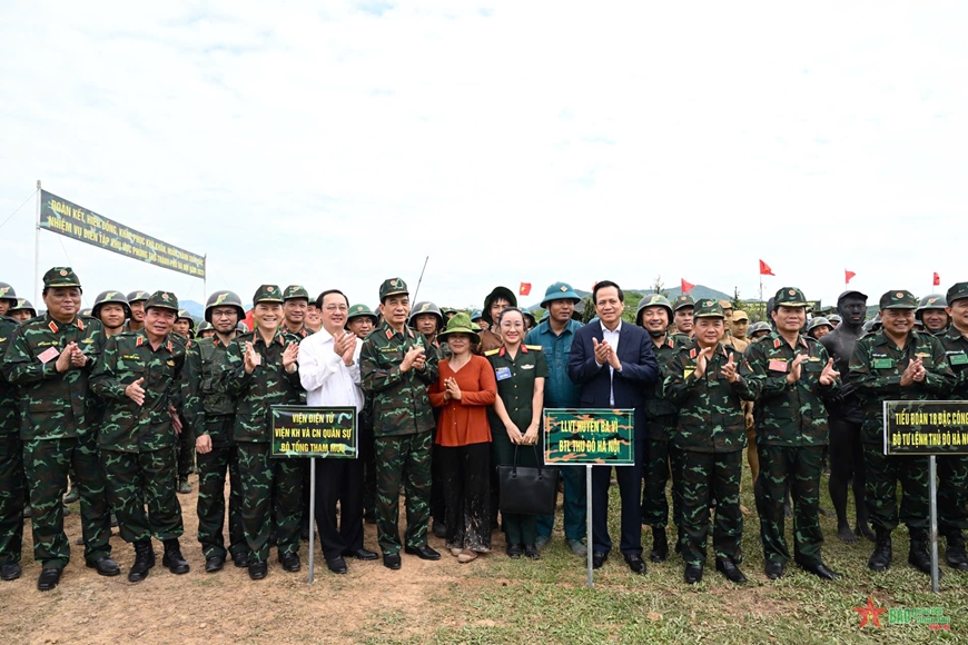 Đại tướng Phan Văn Giang chỉ đạo thực binh diễn tập khu vực phòng thủ TP Hà Nội