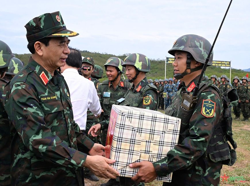 Đại tướng Phan Văn Giang chỉ đạo thực binh diễn tập khu vực phòng thủ TP Hà Nội