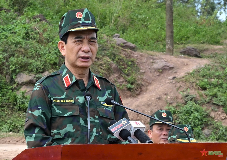 Đại tướng Phan Văn Giang chỉ đạo thực binh diễn tập khu vực phòng thủ TP Hà Nội