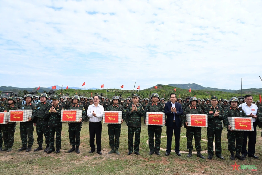 Đại tướng Phan Văn Giang chỉ đạo thực binh diễn tập khu vực phòng thủ TP Hà Nội