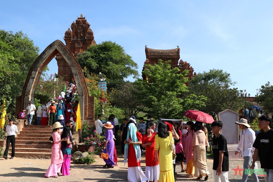 Ninh Thuận rực rỡ sắc màu Lễ hội Katê 2024