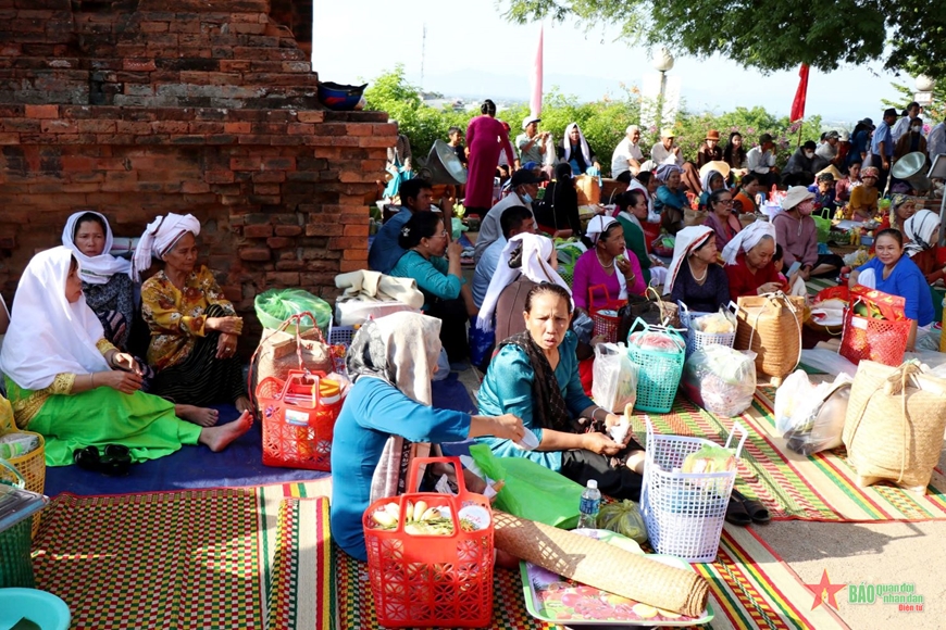 Ninh Thuận rực rỡ sắc màu Lễ hội Katê 2024