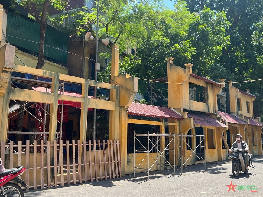 Điểm tô đón lễ cho phố bích họa Phùng Hưng