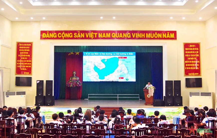 Lữ đoàn 125 phối hợp thực hiện công tác tuyên truyền biển, đảo cho sinh viên