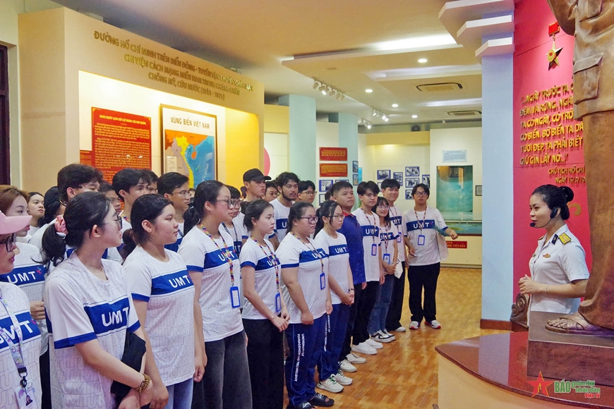 Lữ đoàn 125 phối hợp thực hiện công tác tuyên truyền biển, đảo cho sinh viên