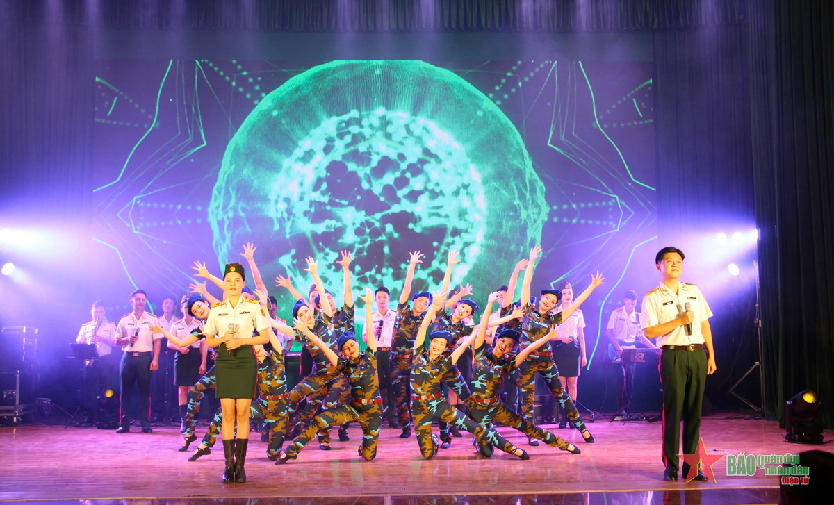 Các nghệ sĩ Nhà hát ca múa nhạc Quân đội hát cùng cán bộ, chiến sĩ Vùng Cảnh sát biển 1