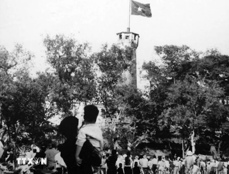 Người dân hân hoan hướng về lá quốc kỳ tung bay trên Cột cờ Hà Nội trong ngày Thủ đô được giải phóng, ngày 10-10-1954. Ảnh tư liệu TTXVN