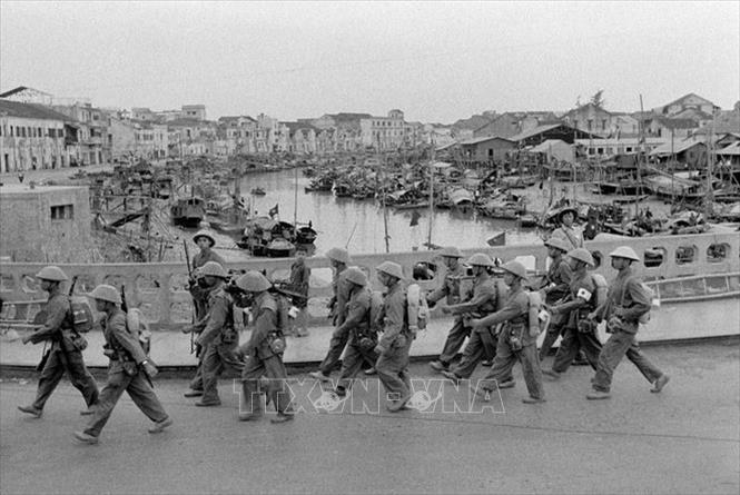 Bộ đội ta vào tiếp quản Hải Phòng ngày 13-5-1955. Ảnh tư liệu TTXVN 