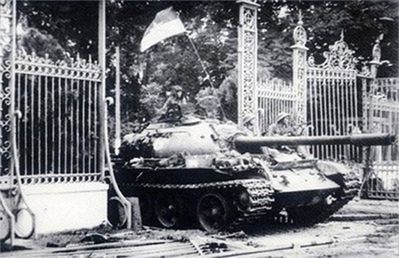 Xe tăng Quân giải phóng húc đổ cổng Dinh Độc Lập trưa 30-4-1975. Ảnh tư liệu 