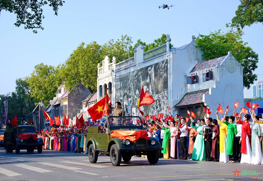 Tổng duyệt tái hiện đoàn quân tiếp quản Thủ đô năm 1954 tại hồ Gươm
