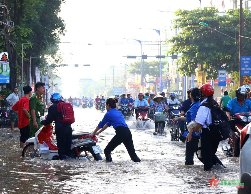 Cần Thơ: Triều cường gây ngập nặng tại quận Bình Thủy
