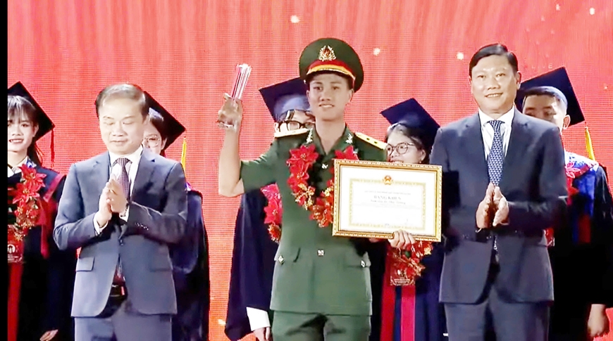 Trung úy Lê Văn Trường: Thủ khoa xuất sắc với khát vọng cống hiến