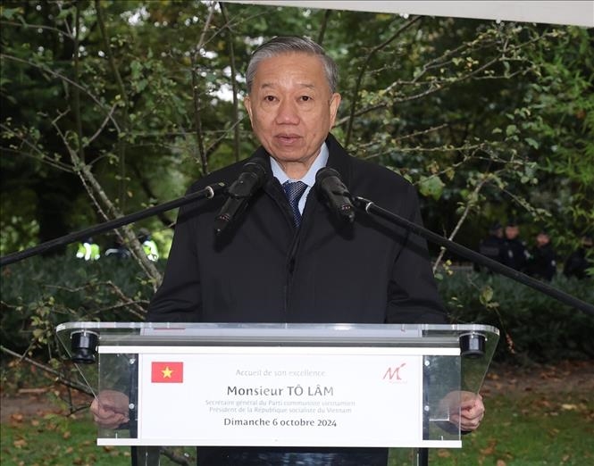 Tổng Bí thư, Chủ tịch nước Tô Lâm đặt hoa tại Tượng đài Bác Hồ ở TP Montreuil của Pháp