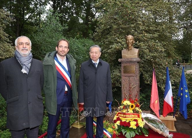Tổng Bí thư, Chủ tịch nước Tô Lâm đặt hoa tại Tượng đài Bác Hồ ở TP Montreuil của Pháp