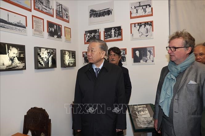 Tổng Bí thư, Chủ tịch nước Tô Lâm đặt hoa tại Tượng đài Bác Hồ ở TP Montreuil của Pháp
