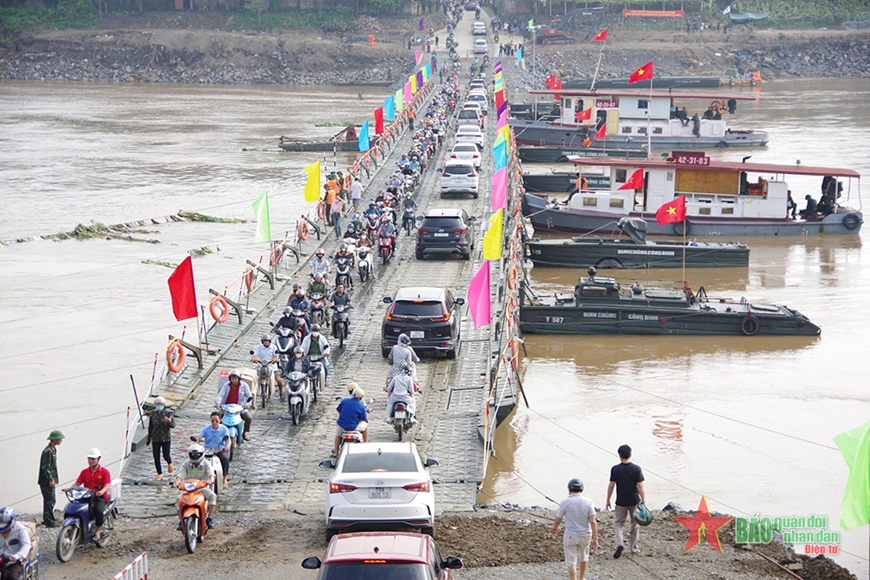Quân đội nối lại cầu phao khu vực cầu Phong Châu