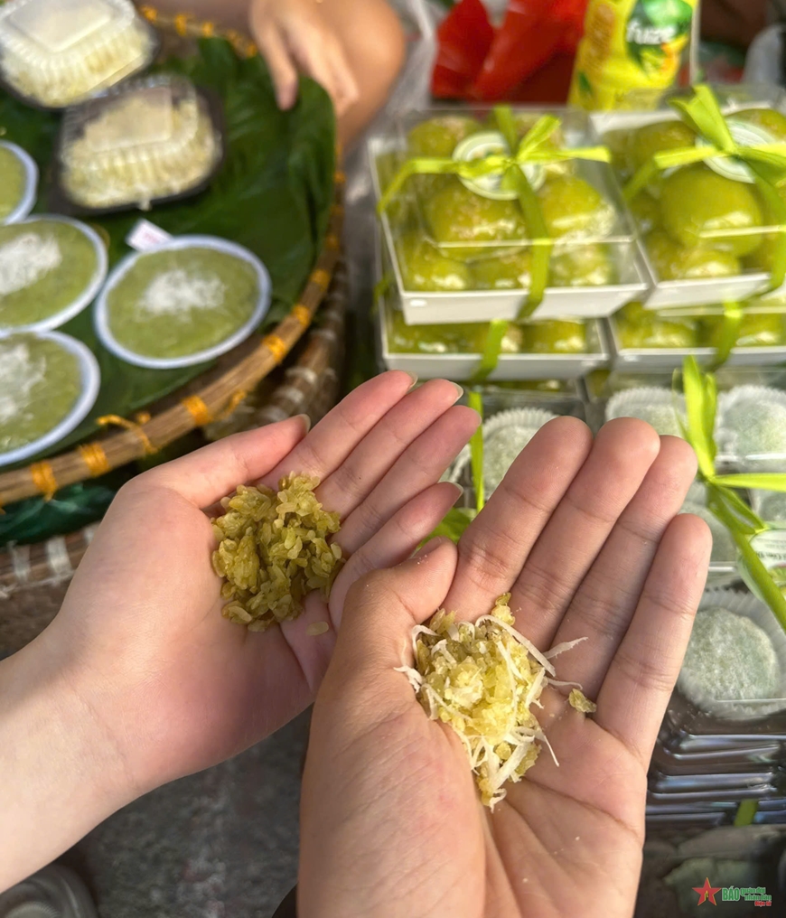 Dẻo thơm hạt cốm làng Vòng-một món quà ngon Hà Thành.