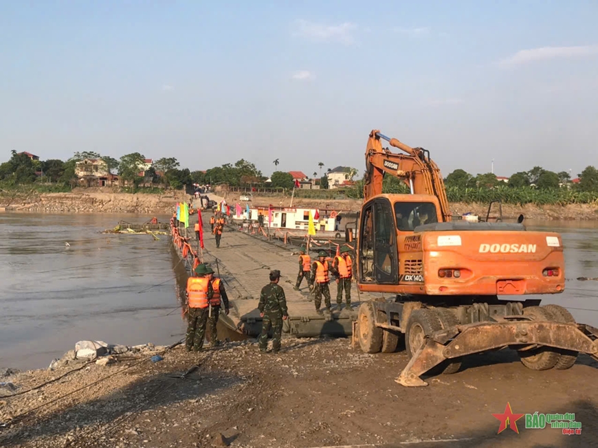 Quân đội nối lại cầu phao khu vực cầu Phong Châu