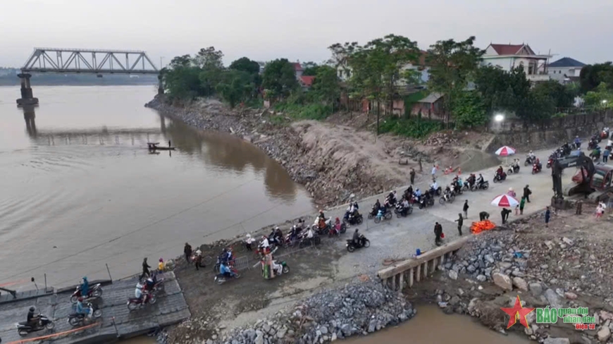 Quân đội nối lại cầu phao khu vực cầu Phong Châu