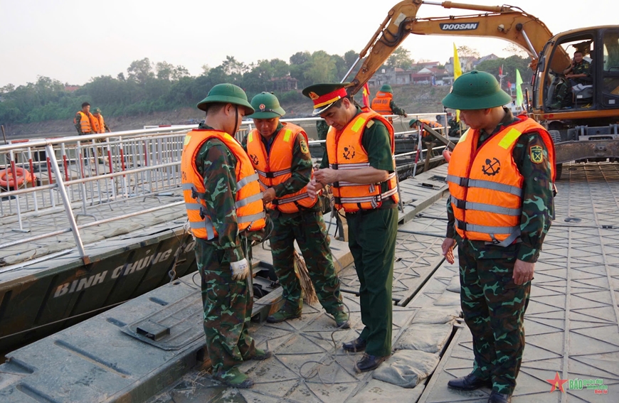 Quân đội nối lại cầu phao khu vực cầu Phong Châu