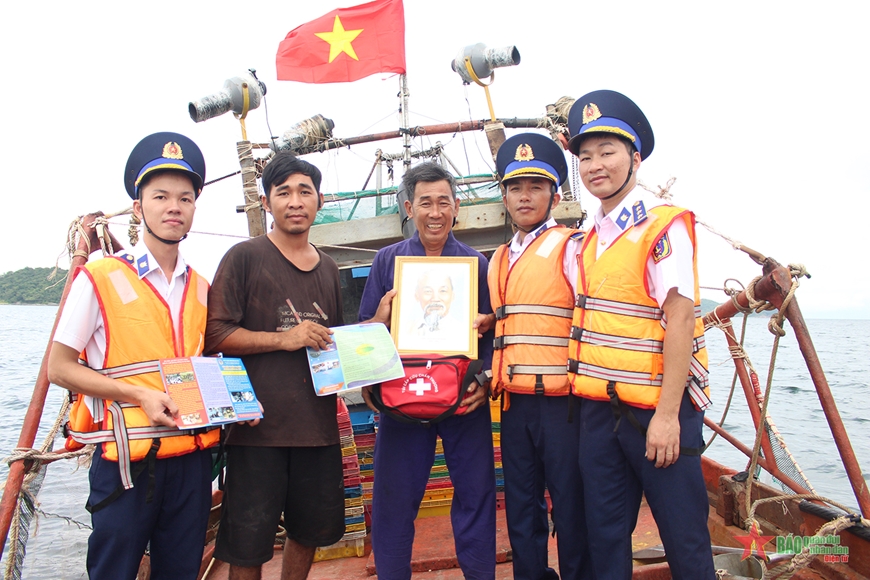Bộ tư lệnh Vùng Cảnh sát biển 4 đồng hành với ngư dân xã đảo An Sơn