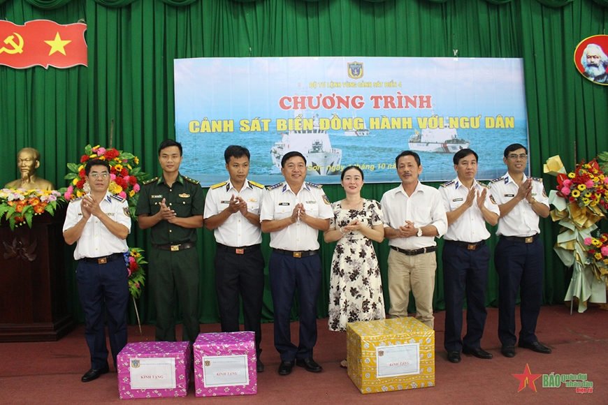 Bộ tư lệnh Vùng Cảnh sát biển 4 đồng hành với ngư dân xã đảo An Sơn