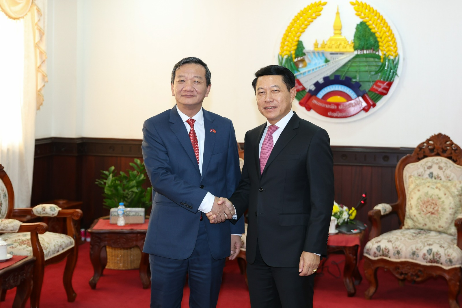 Phó thủ tướng, Bộ trưởng Ngoại giao Lào Saleumxay Kommasith tiếp tân Đại sứ Việt Nam tại Lào Nguyễn Minh Tâm