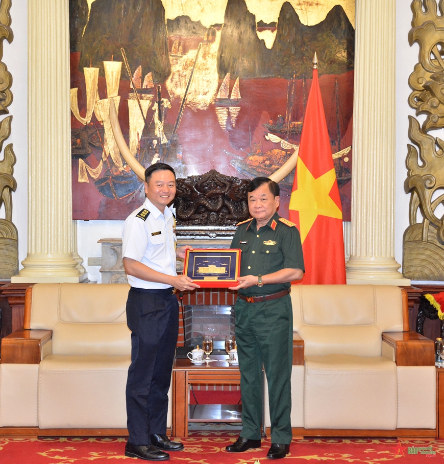 Thượng tướng Hoàng Xuân Chiến tiếp Tùy viên Quốc phòng Singapore