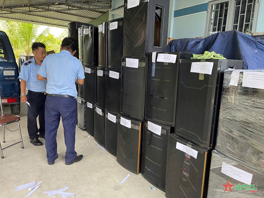 Quản lý thị trường TP Hồ Chí Minh thu giữ nhiều sản phẩm giả mạo, không rõ nguồn gốc