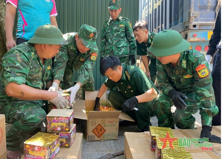 Quảng Bình: Bắt giữ đối tượng vận chuyển hơn 550kg pháo hoa qua biên giới