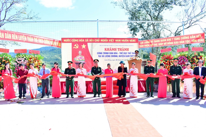 Nghĩa tình bộ đội với đồng bào có đạo trên địa bàn Quân khu 7