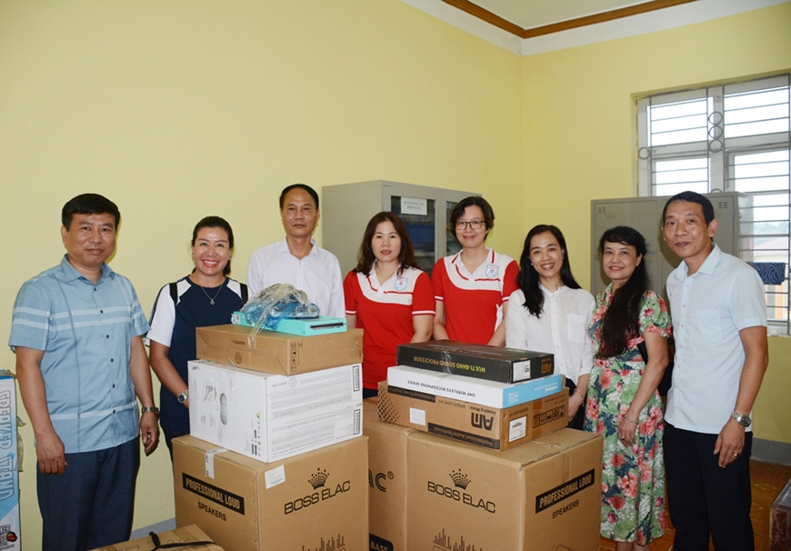 Chuyến xe nghĩa tình tiếp sức cho học sinh vùng lũ