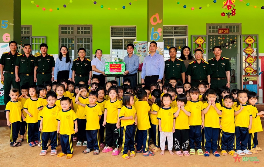 Đoàn công tác Bộ Tài chính thăm, làm việc tại Trung đoàn 726