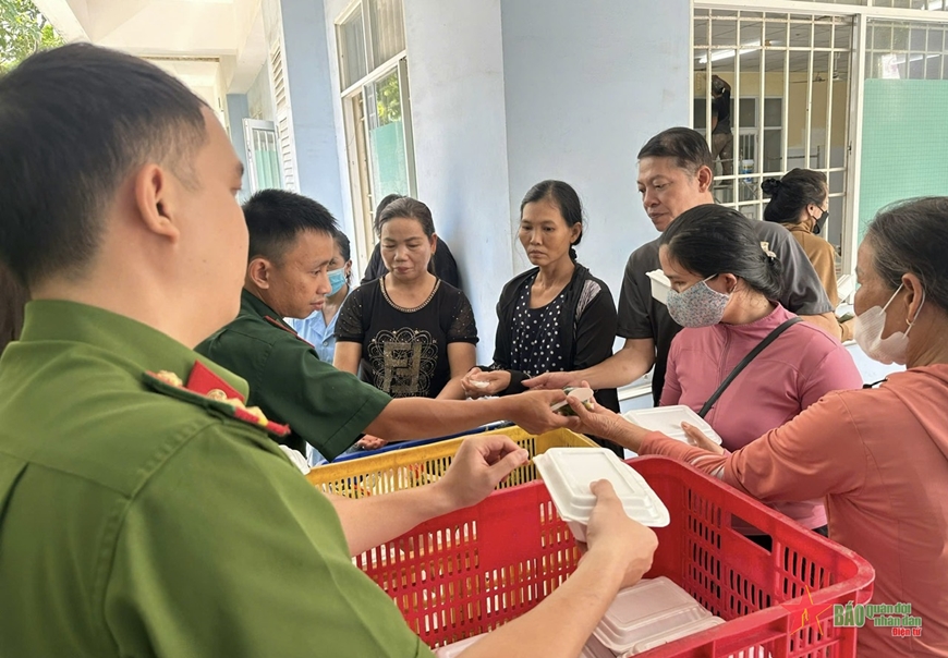 Bộ đội Biên phòng TP Đà Nẵng phối hợp tổ chức Chương trình “Bữa cơm nhân ái”