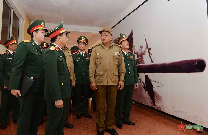 Thượng tướng Trịnh Văn Quyết cùng Đoàn đại biểu cán bộ chính trị cấp cao Quân đội nhân dân Việt Nam thăm Sư đoàn Tăng 1011, Bộ các Lực lượng vũ trang cách mạng Cuba. 