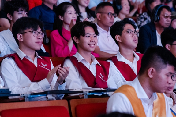 Các sinh viên tại lễ khai giảng.