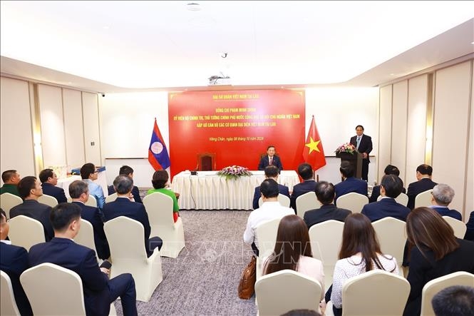 ​Thủ tướng Phạm Minh Chính làm việc với các cơ quan đại diện Việt Nam tại Lào